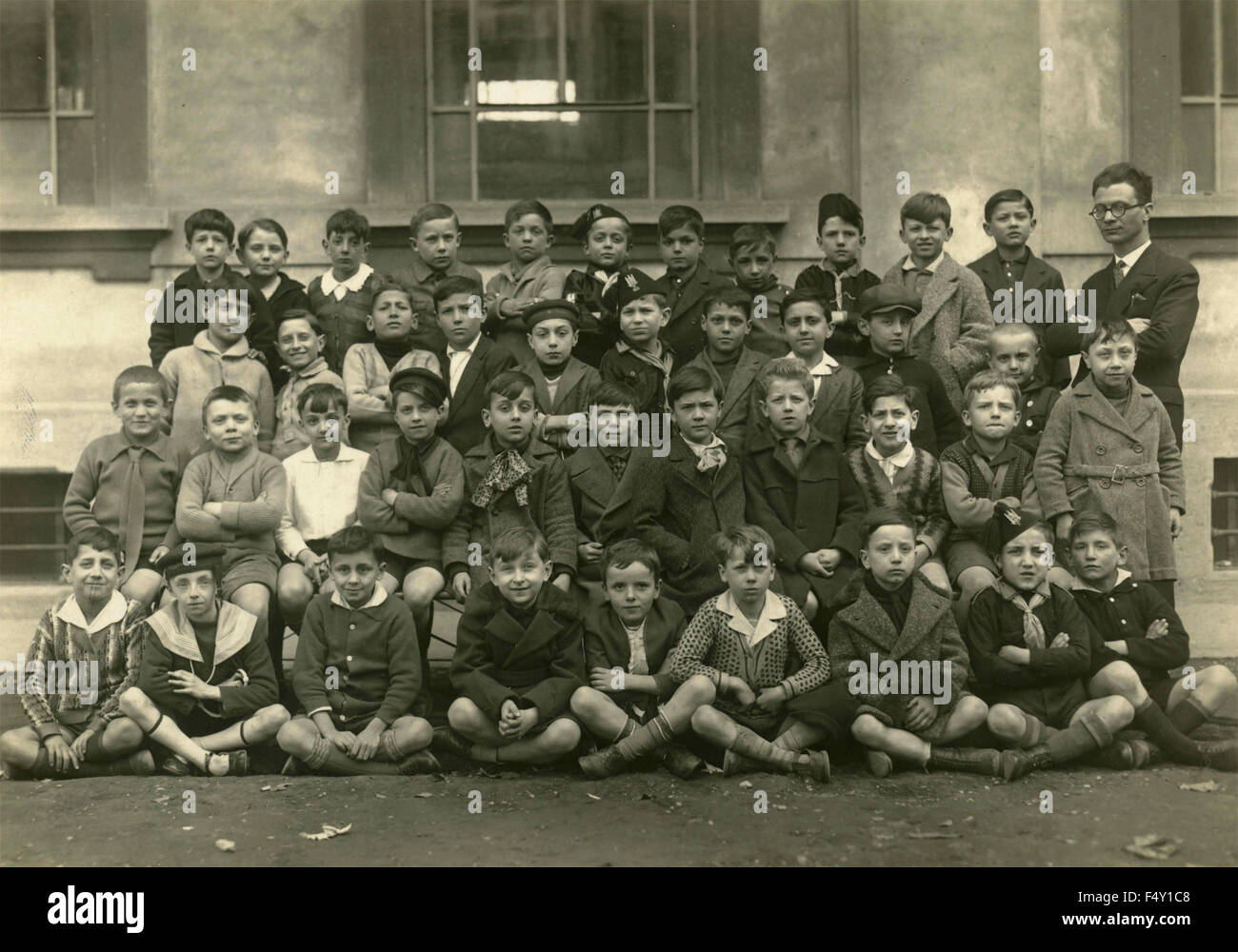 Foto di una classe di terza-graders, alcuni vestiti con l'uniforme  fascista, Italia Foto stock - Alamy