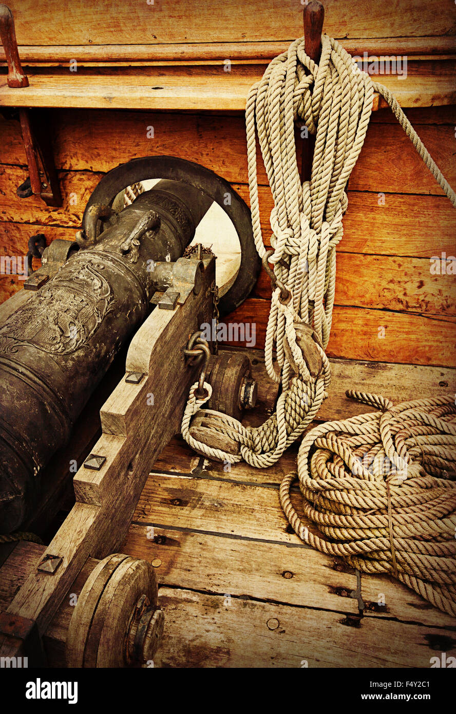 Avventura marittima sfondo, old ship e gun Foto Stock