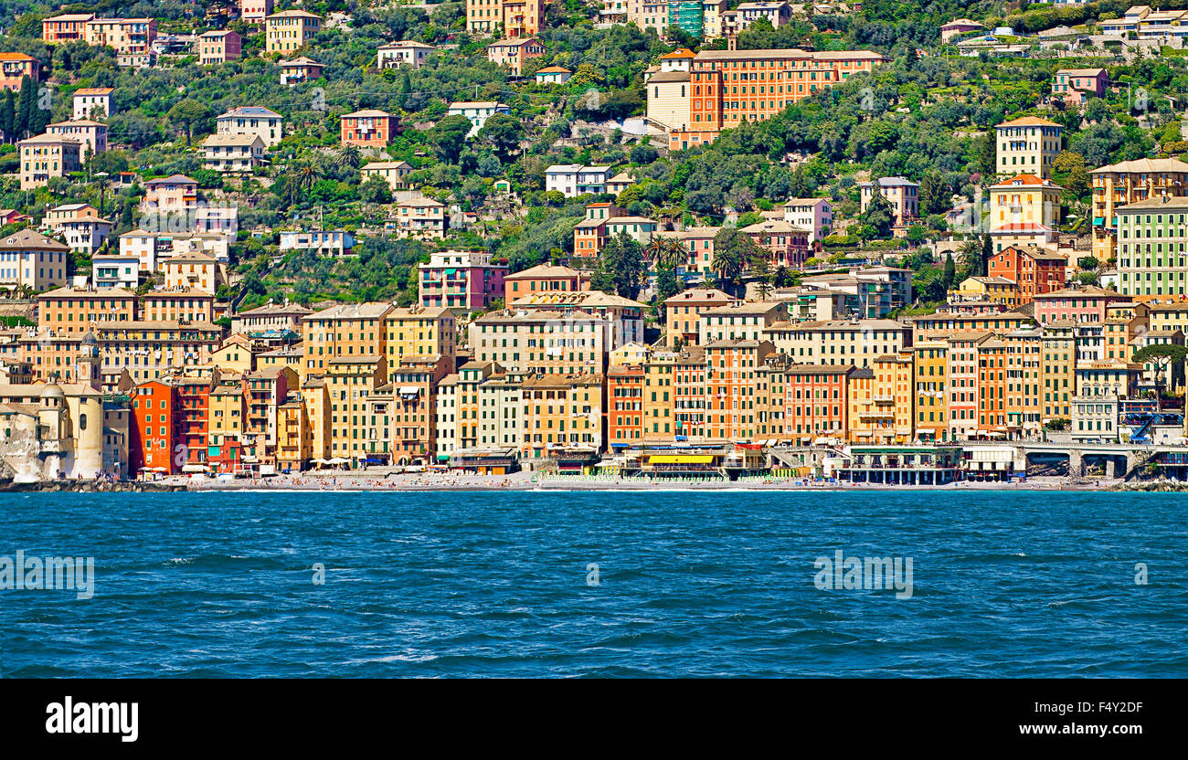 Camogli è un villaggio di pescatori con una caratteristica architettura sulla costa ligure, molto affollato dai turisti durante il periodo estivo Foto Stock