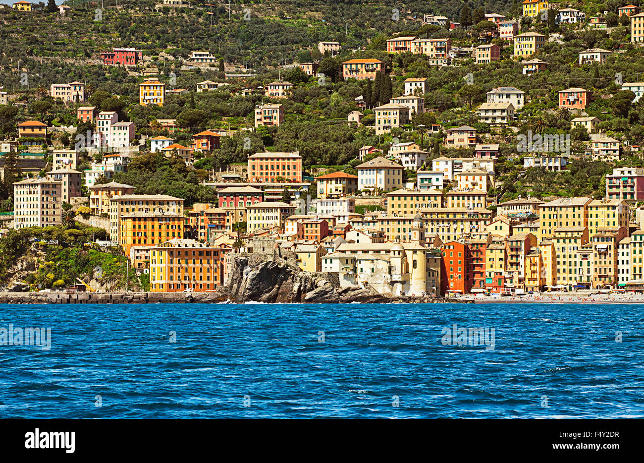 CAMOGLI,Italia- .Camogli è un pittoresco villaggio di pescatori con una caratteristica architettura sulla costa ligure Foto Stock