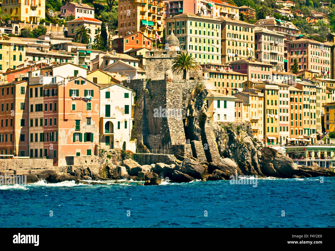 Avvicinando Camogli dal mare, pittoresco villaggio di pescatori vicino a Genova Italia witih una caratteristica architettura Foto Stock
