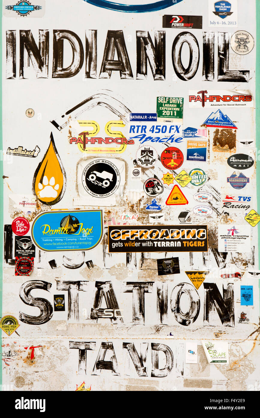 India, Himachal Pradesh, Lahaul e Spiti, Tandi, moto club adesivi su olio indiano stazione di riempimento segno Foto Stock