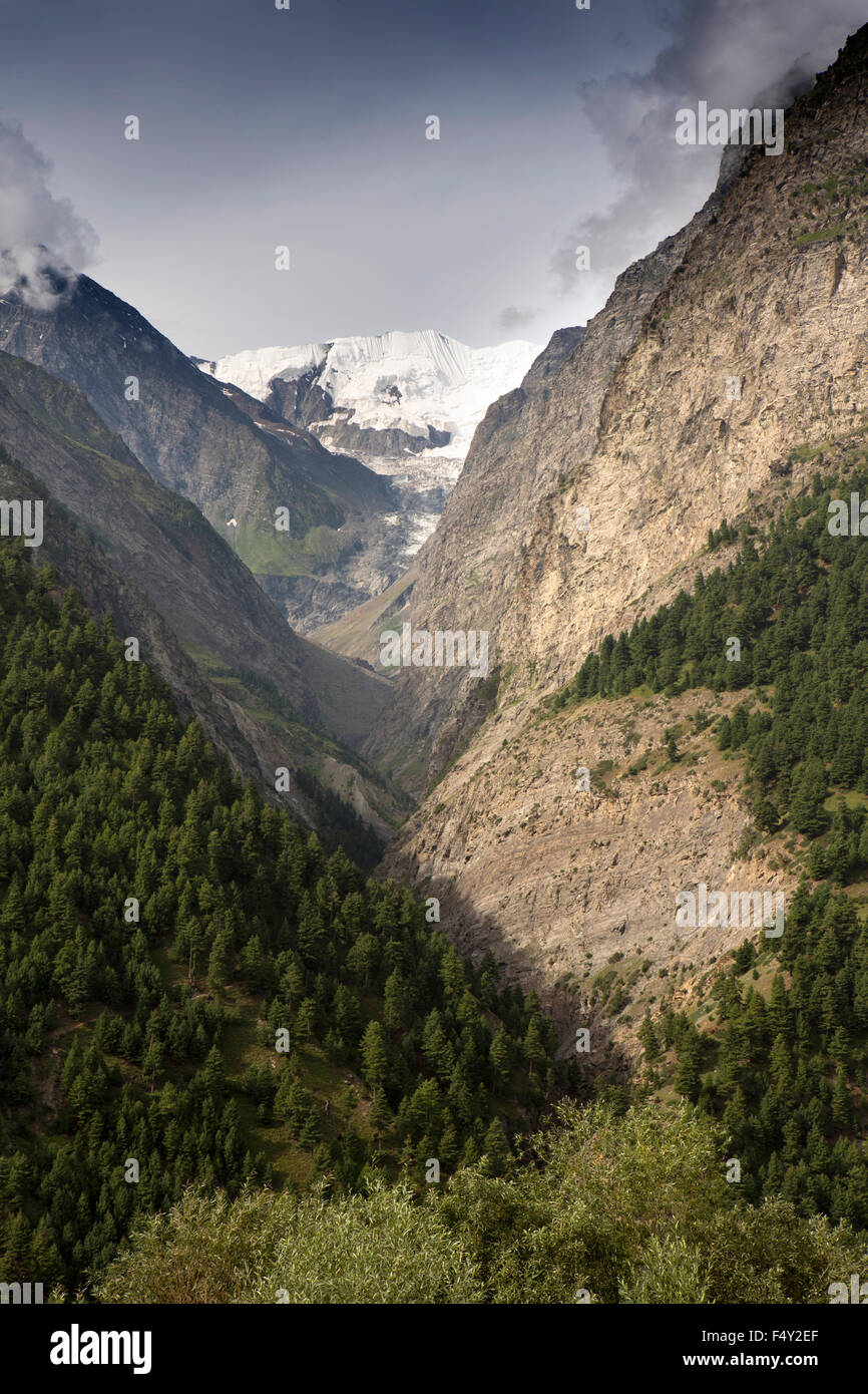 India, Himachal Pradesh, Lahaul e Spiti, Snow capped Shikar Beh mountain visto da Sissu Leh-Manali su autostrada Foto Stock
