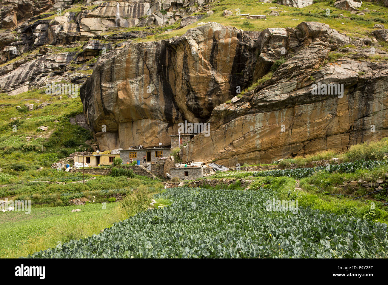 India, Himachal Pradesh, Lahaul Valley, Sissu, case costruite nel rifugio di scogliera di protezione contro le valanghe Foto Stock