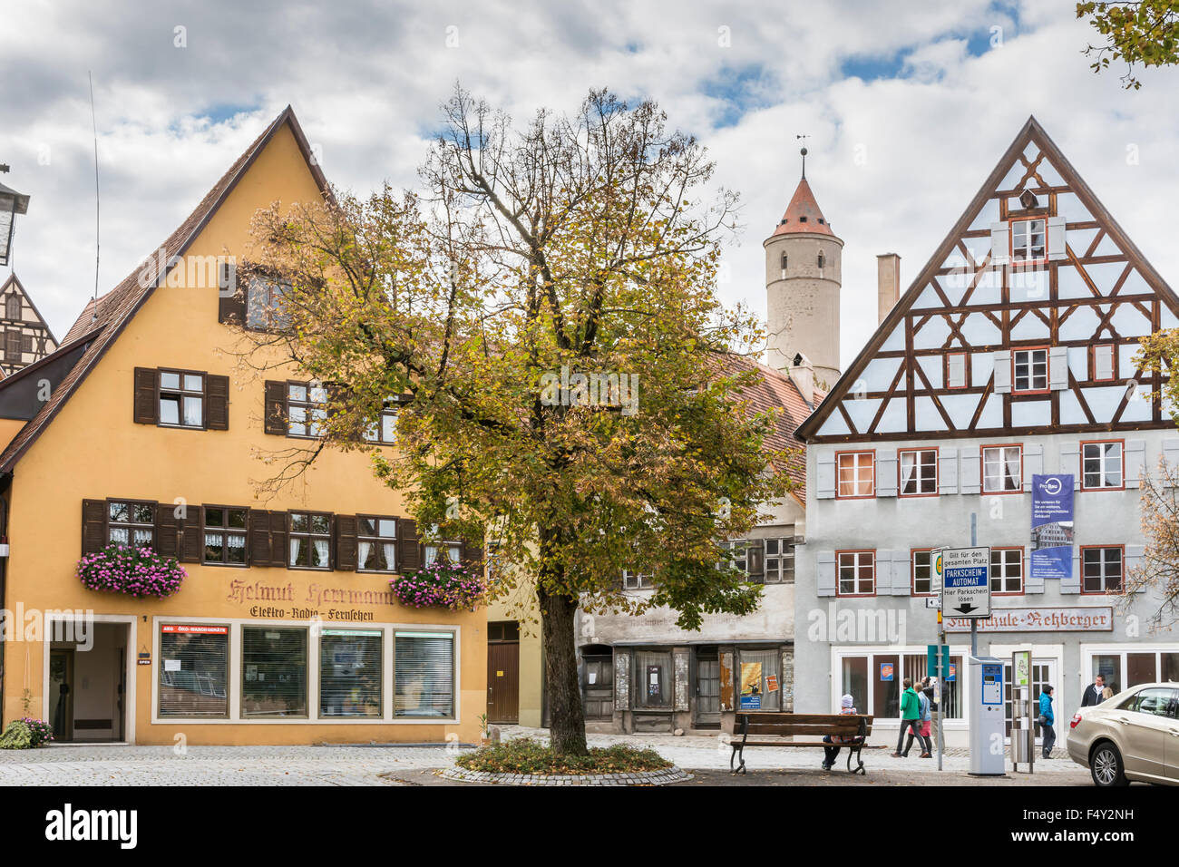 DINKELSBUEHL, Germania - 27 settembre: i turisti nella città vecchia di Dinkelsbuehl, Germania il 27 settembre 2015. Foto Stock DINKELSBUEHL, Germania - 27 settembre: i turisti nella città vecchia di Dinkelsbuehl, Germania il 27 settembre 2015. Foto Stock