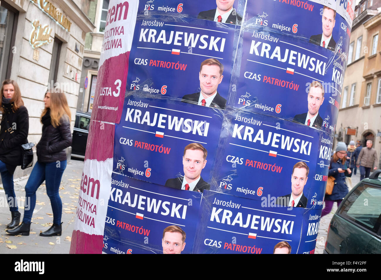 Varsavia, Polonia - Sabato 24 Ottobre 2015 - Ultimo giorno di campagna elettorale prima di elezioni generali che si terranno domani domenica 25 ottobre 2015. Questo poster mostra un candidato per la destra del centro Prawo i Sprawiedliwosc ( PiS ) parte che attualmente sono in opposizione ma sono più avanti nel finale di sondaggi di opinione. Foto Stock