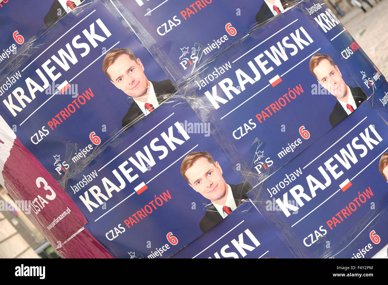 Varsavia, Polonia - Sabato 24 Ottobre 2015 - Ultimo giorno di campagna elettorale prima le elezioni generali di domenica 25 ottobre 2015. Questo poster mostra un candidato per la destra del centro Prawo i Sprawiedliwosc ( PiS ) parte che attualmente sono in opposizione ma sono più avanti nel finale di sondaggi di opinione. Foto Stock