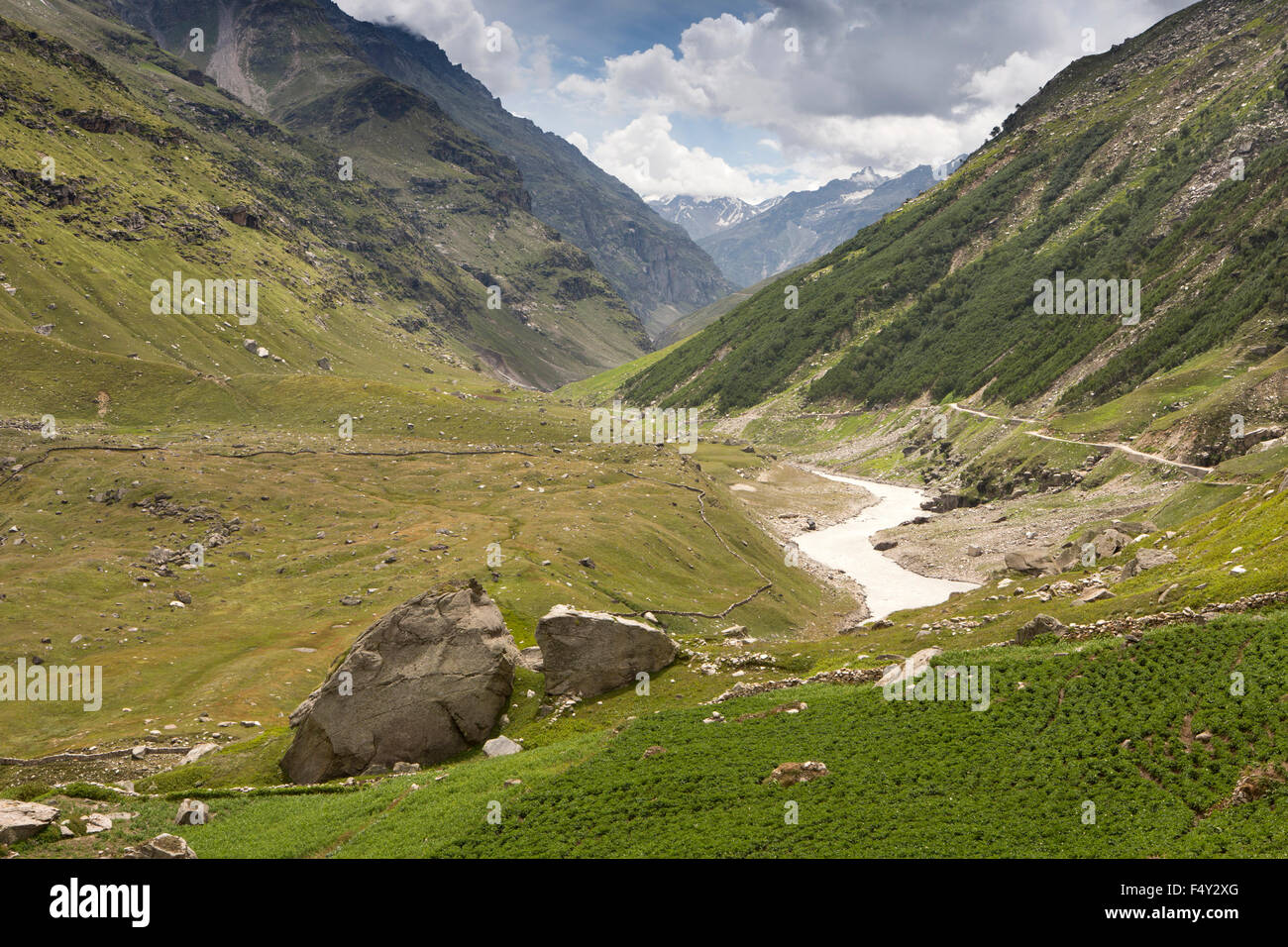 India, Himachal Pradesh, Lahaul Valley, Chhatru, Chandra River Road a Spiti Foto Stock