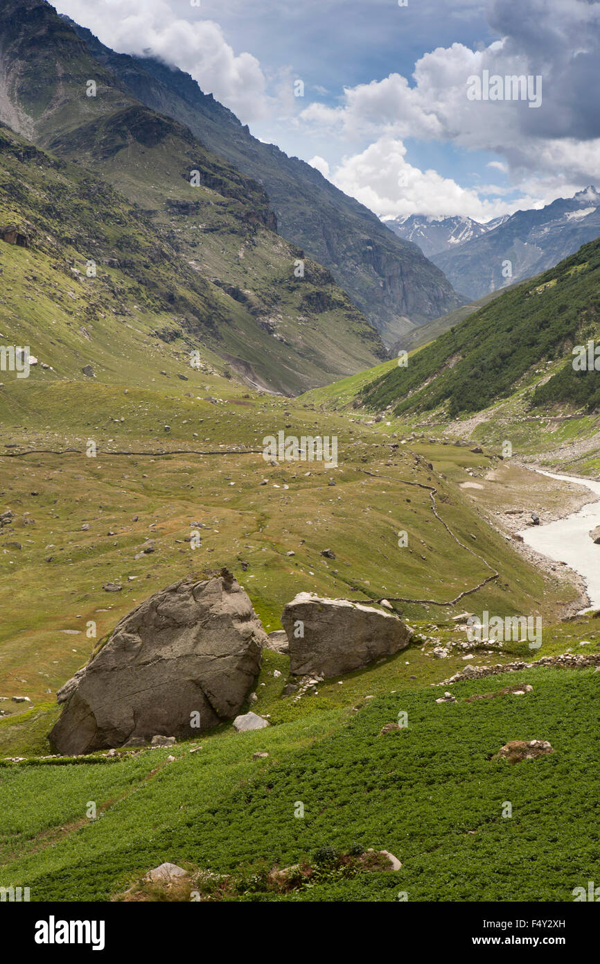 India, Himachal Pradesh, Lahaul Valley, Chhatru, Chandra River Road a Spiti attraverso il paesaggio roccioso Foto Stock