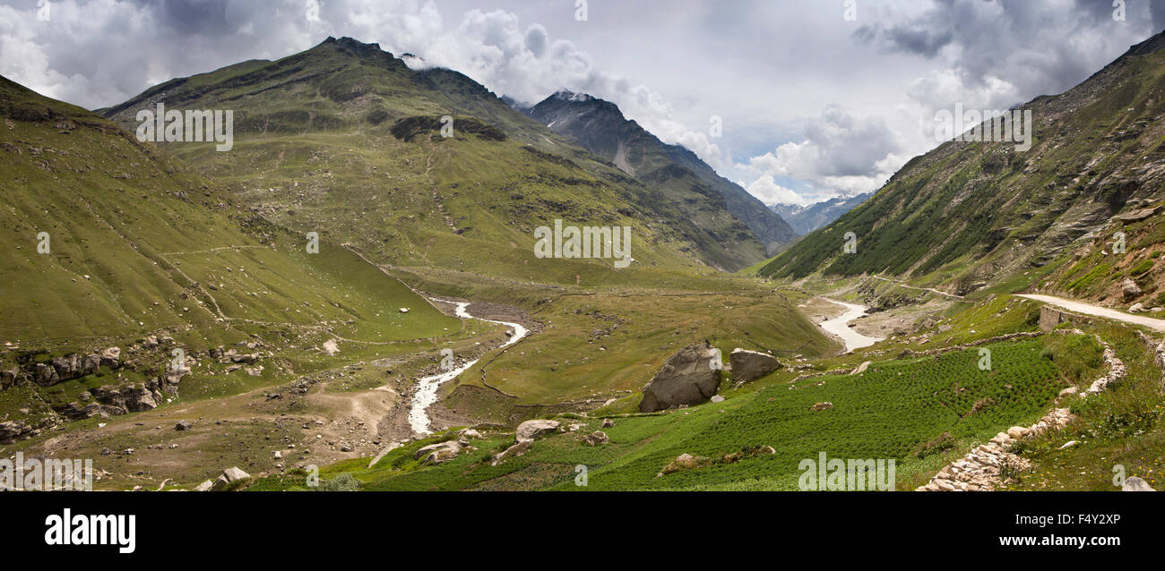 India, Himachal Pradesh, Lahaul Valley, Chhatru, Chandra River Road a Spiti attraverso rocciose paesaggio panoramico Foto Stock