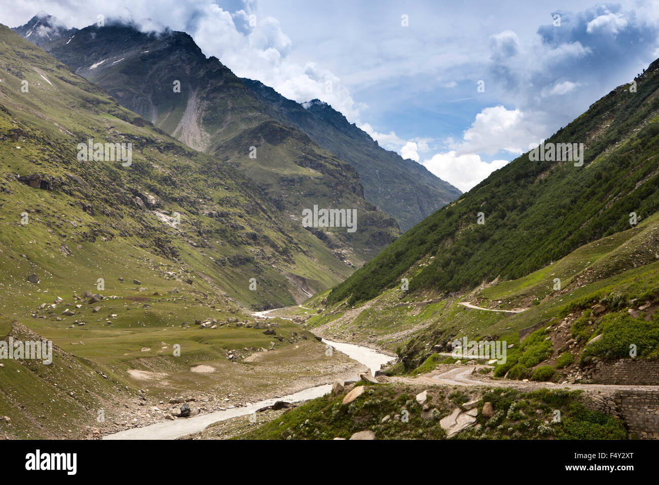 India, Himachal Pradesh, Lahaul Valley, Chhatru, Chandra River Road a Spiti attraverso il paesaggio roccioso Foto Stock