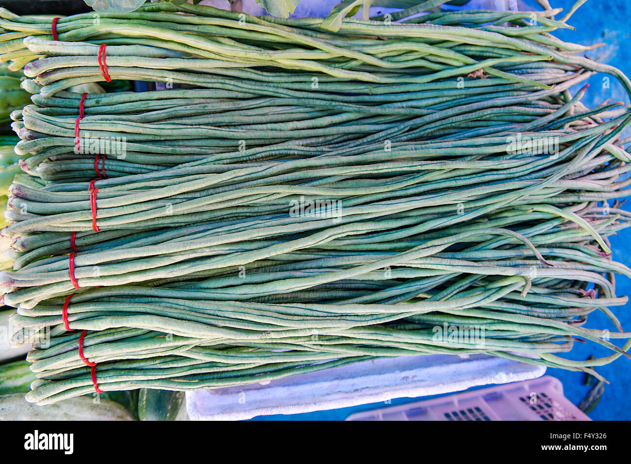 Fagiolo lungo, ju-roku sasage, sesquipedalis vendere a livello locale mercato di domenica. Foto Stock