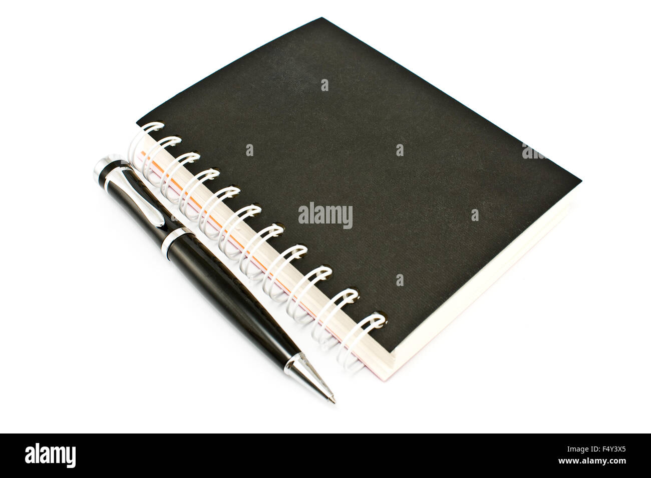 Penna e notebook a spirale isolato su bianco Foto Stock