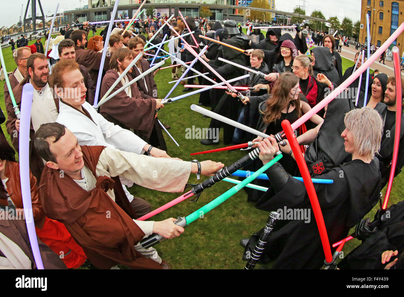 Londra, Regno Unito. Il 24 ottobre 2015. Il lato oscuro e il lato leggero della forza di prendere parte ad una grande Star Wars light sabre battaglia presso MCM London Comic Con a Excel London Credit: Paul Brown/Alamy Live News Foto Stock