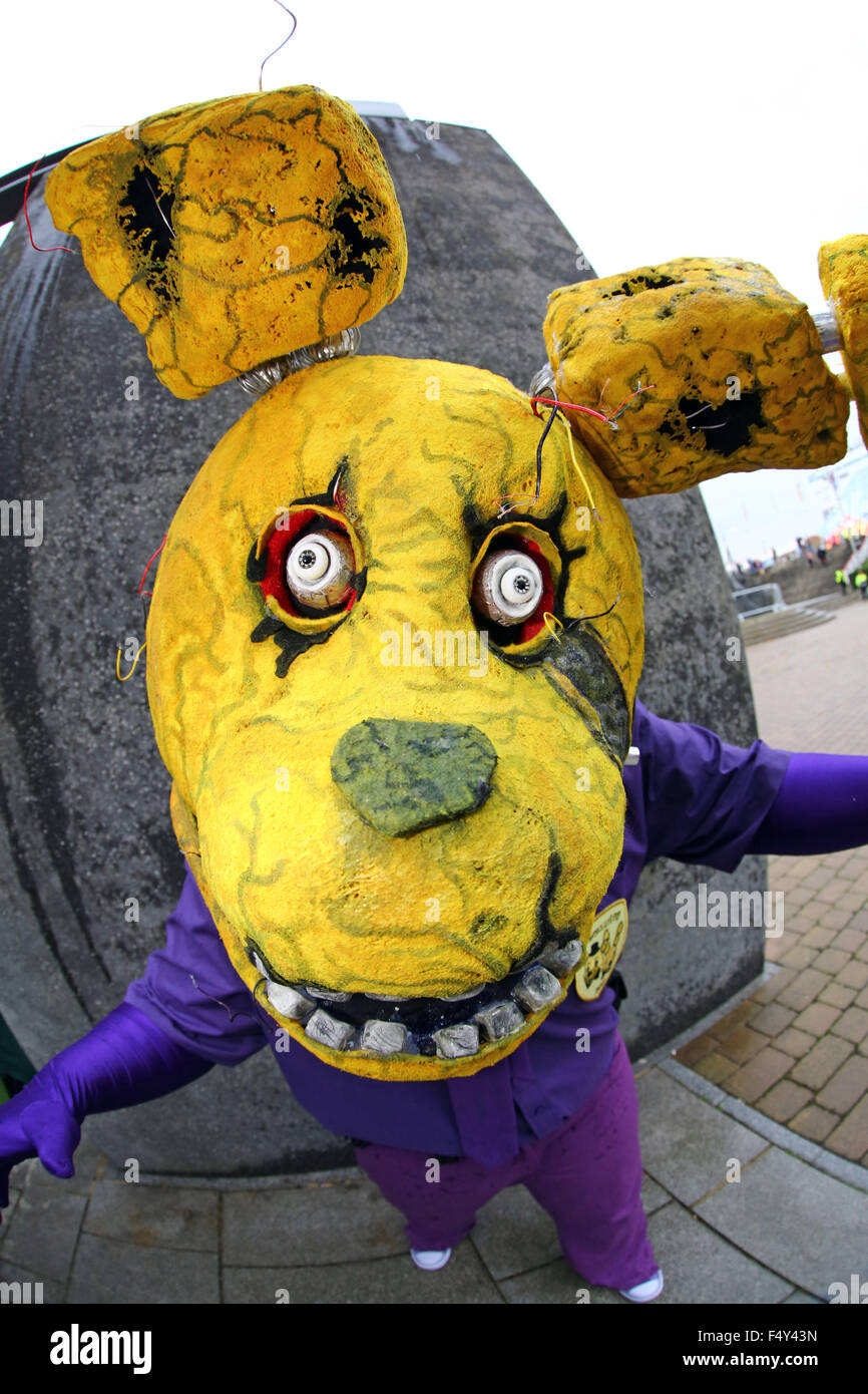 Londra, Regno Unito. Il 24 ottobre 2015. Un partecipante vestito come il ragazzo di colore viola con la molla della trappola a MCM London Comic Con a Excel London Credit: Paul Brown/Alamy Live News Foto Stock