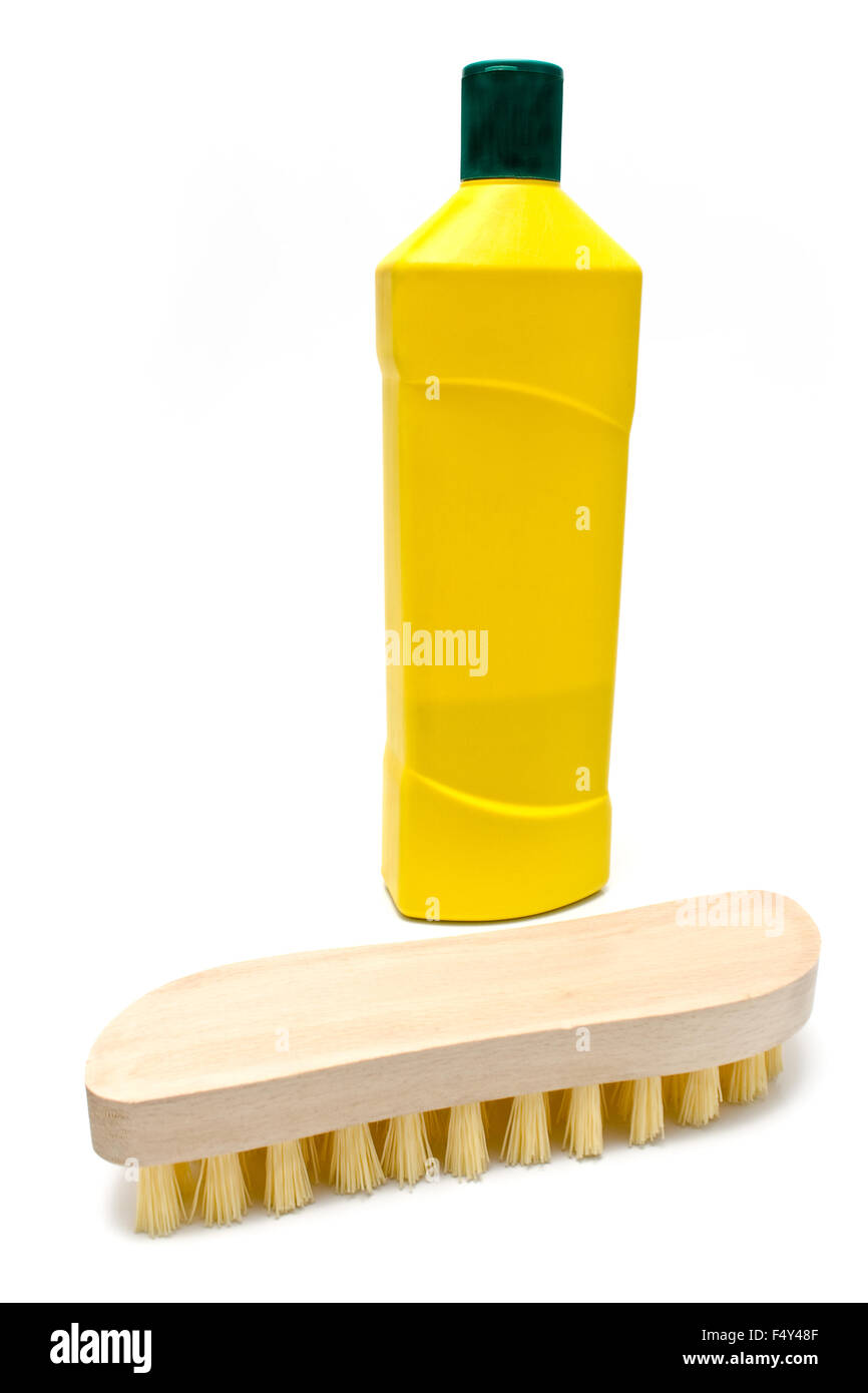 Macchia di legno spazzola con una bottiglia di liquido detergente isolato su bianco Foto Stock
