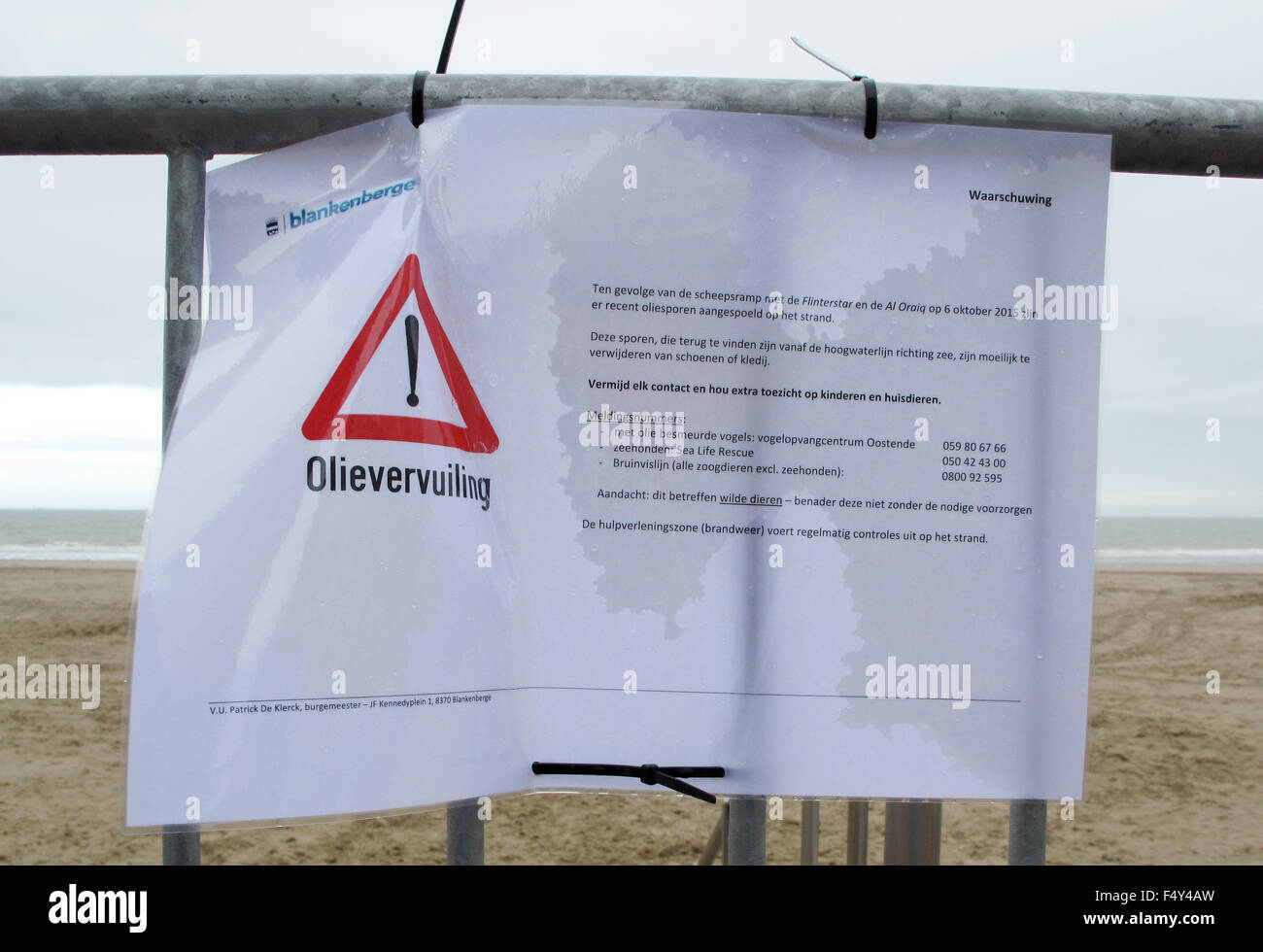 Blankenberge, Belgio. 22 ottobre, 2015. Un segno di avvisi a un " olio flagello sulla spiaggia di Blankenberge, Belgio, 22 ottobre 2015. Il Belgio spiaggia del Mare del Nord è pulito nuovamente dopo un incidente della nave a sinistra è coperta di olio. Due settimane fa un cargo ha colpito una tanica di benzina. Foto: Laura Lewandowski/dpa/Alamy Live News Foto Stock