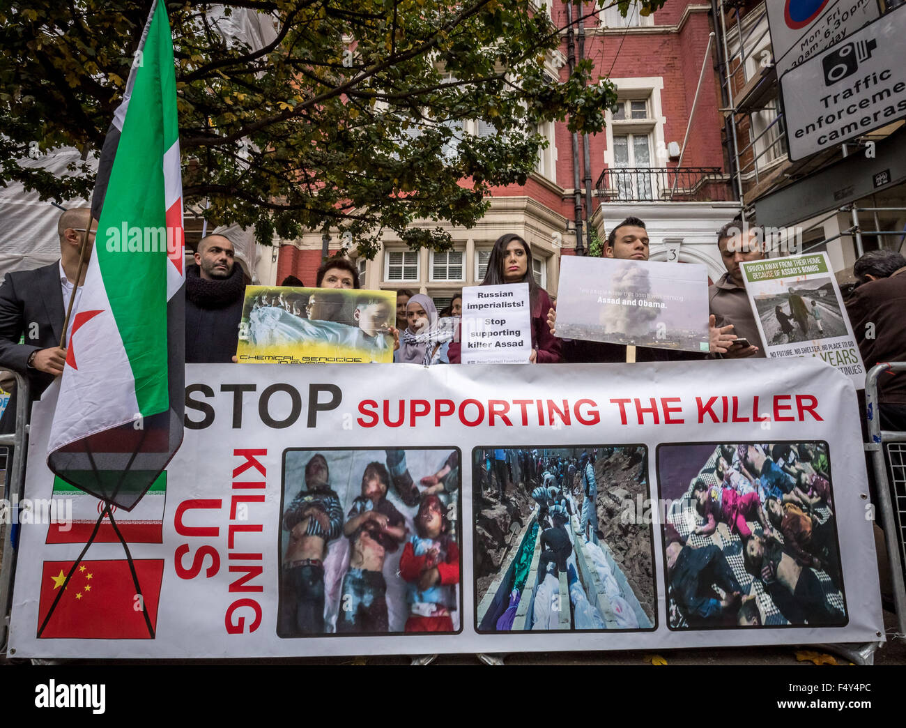 Londra, Regno Unito. 24 ottobre, 2015. "Le truppe russe e Putin al di fuori della Siria" protestare fuori dall ambasciata russa, Kensington Palace Gardens Credito: Guy Corbishley/Alamy Live News Foto Stock