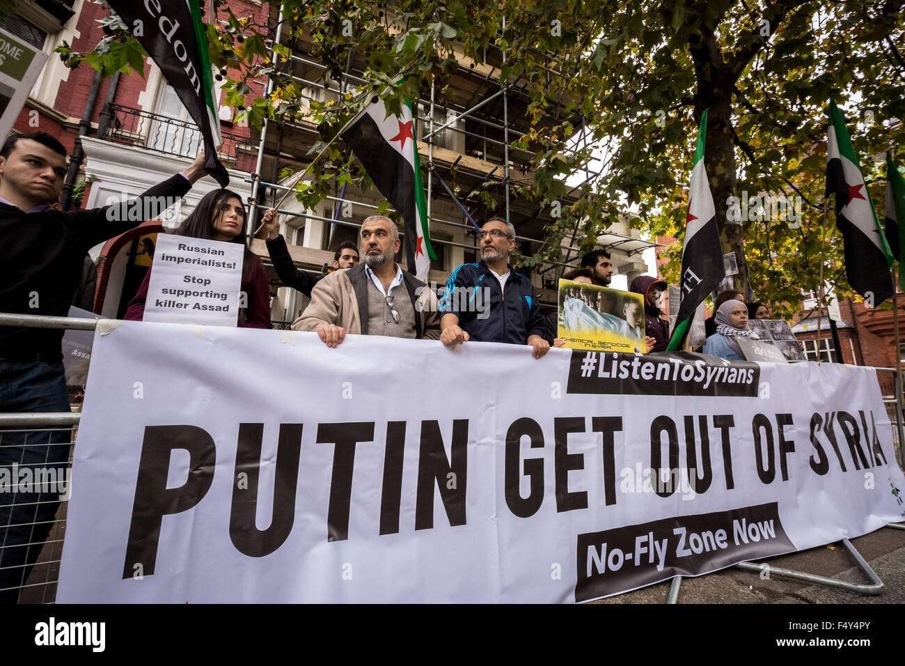 Londra, Regno Unito. 24 ottobre, 2015. "Le truppe russe e Putin al di fuori della Siria" protestare fuori dall ambasciata russa, Kensington Palace Gardens Credito: Guy Corbishley/Alamy Live News Foto Stock