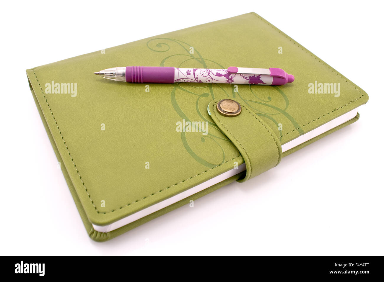 Penna e notebook verde isolato su bianco Foto Stock