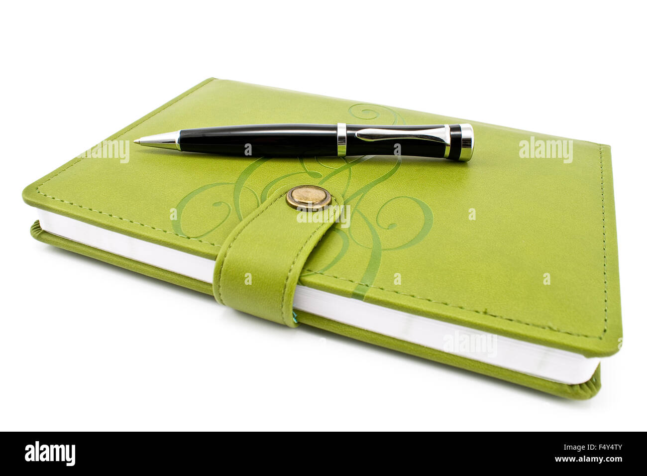 Penna e notebook verde isolato su bianco Foto Stock