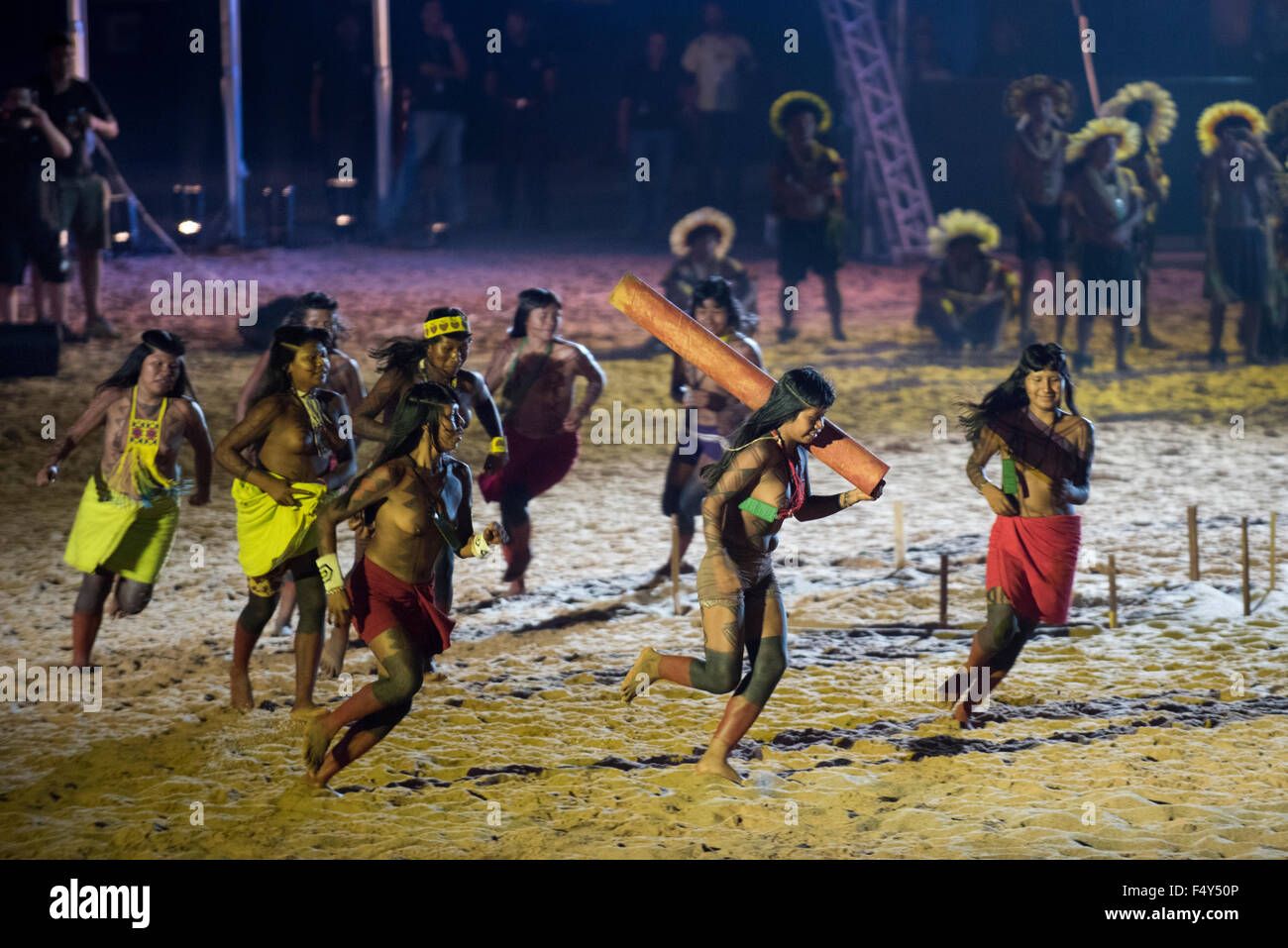 Palmas, Brasile. 23 Ott, 2015. Kanela donne partecipanti competono a portare il tronco di albero durante la cerimonia di apertura al primo mai internazionale giochi indigeni, nella città di Palmas, stato di Tocantins, Brasile. Credit: Sue Cunningham/fotografica Alamy Live News Foto Stock