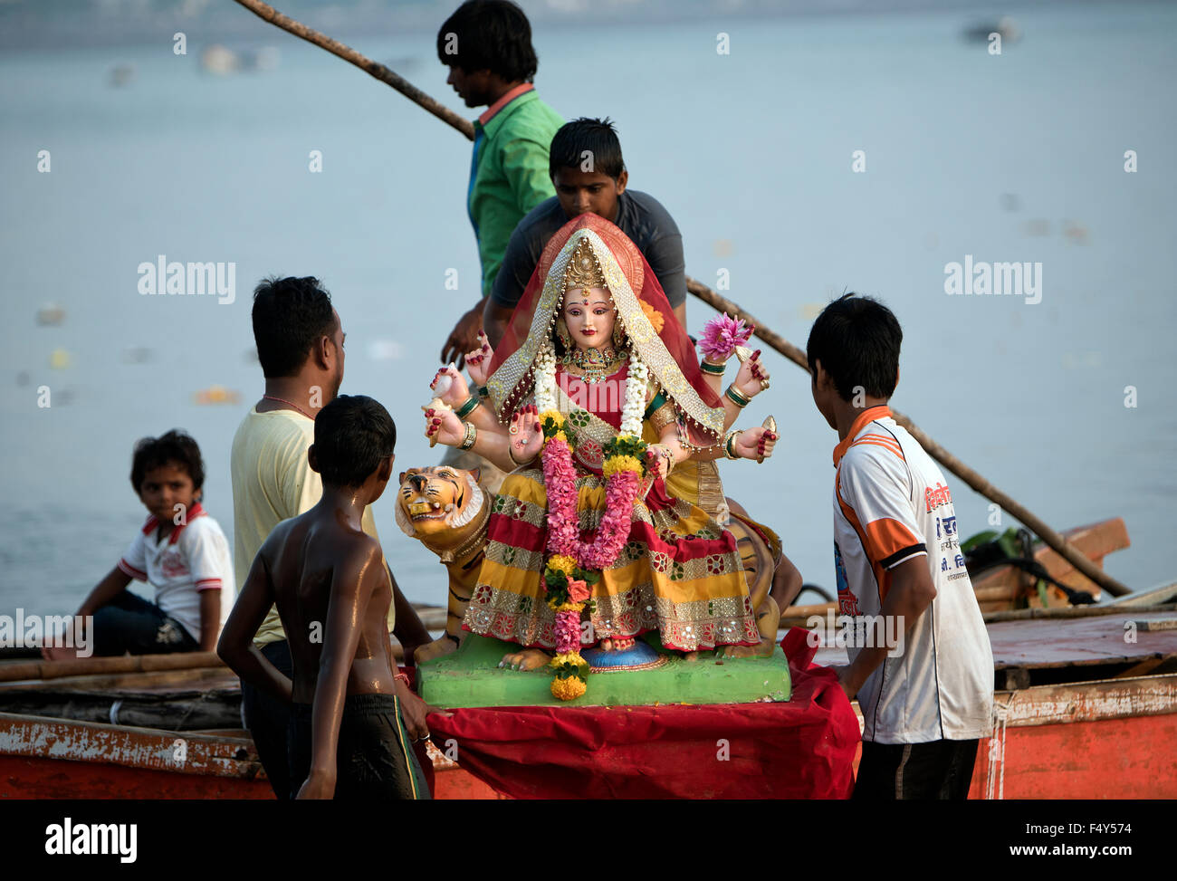 L'immagine di Durga idolo immersione è stata presa a Mumbai Chowpatty, India Foto Stock