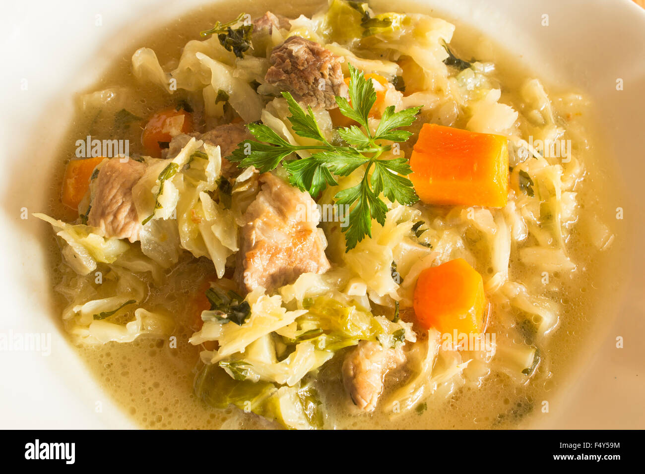 Cavoli lessi con carne di maiale e verdure Foto Stock