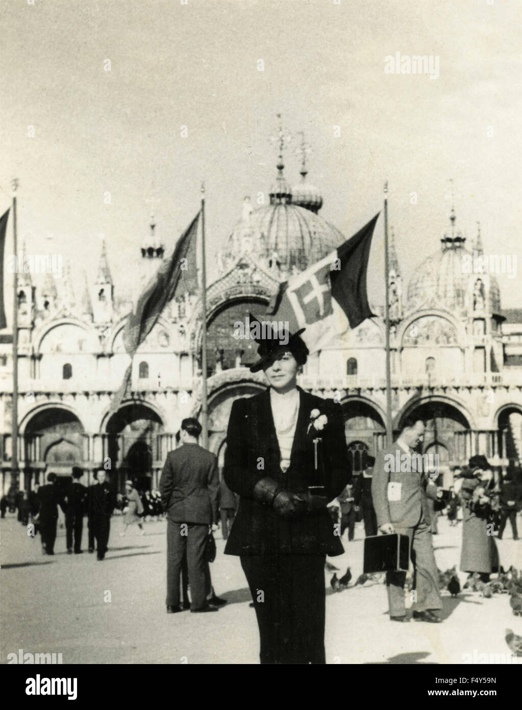 Una donna con cappello che posano per una foto di Venezia, Italia Foto Stock