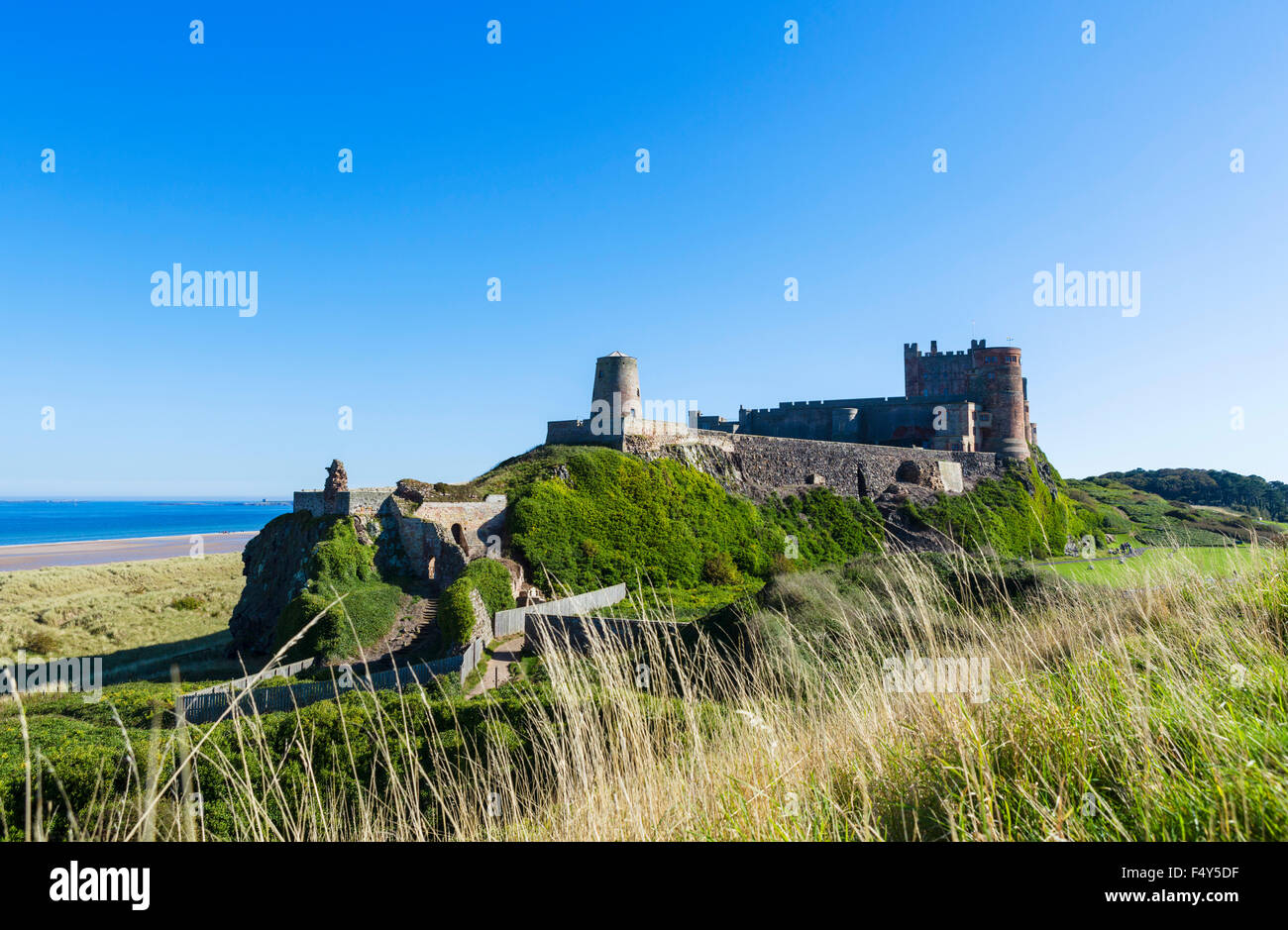 Il castello di Bamburgh, Northumberland, England, Regno Unito Foto Stock