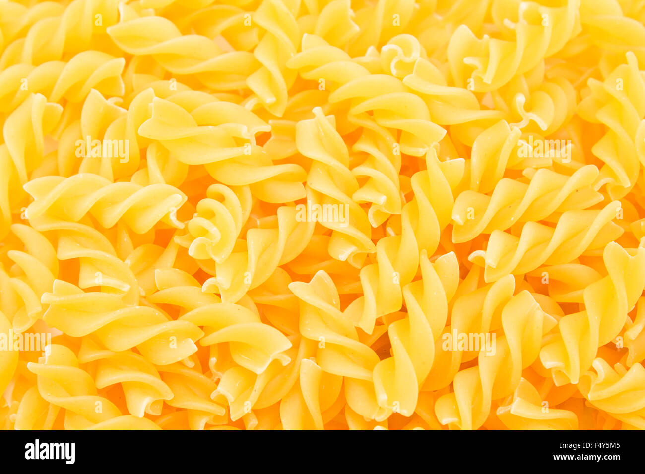 La pasta italiana I fusilli in una pila Foto Stock