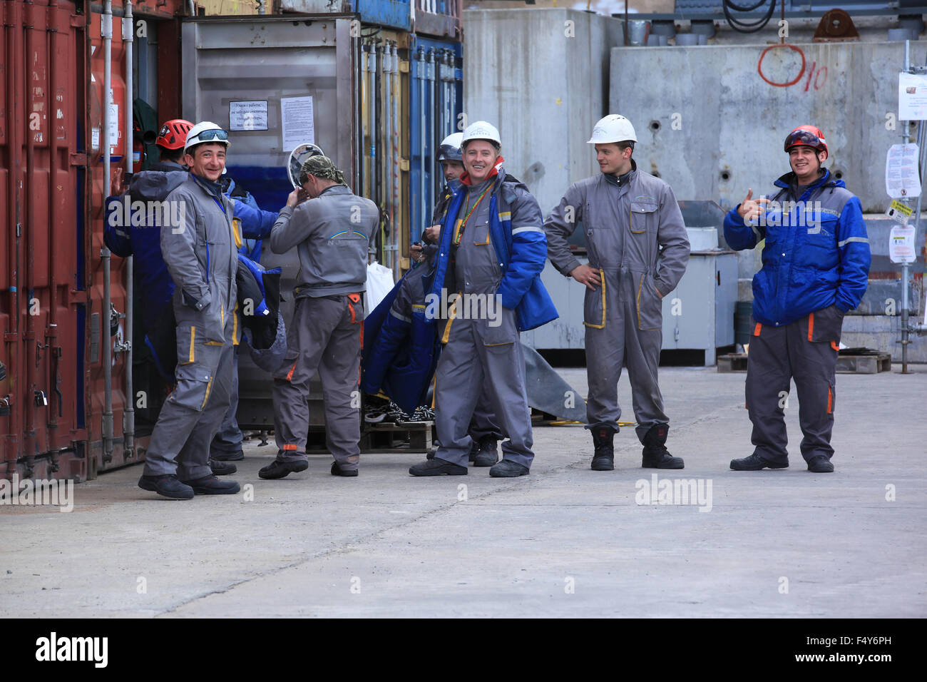 La costruzione dei lavoratori impiegati dai Novarka presso il cantiere per la costruzione del nuovo confinamento sicuro. Centrale nucleare di Cernobyl, zona di esclusione, Ucraina. Foto Stock