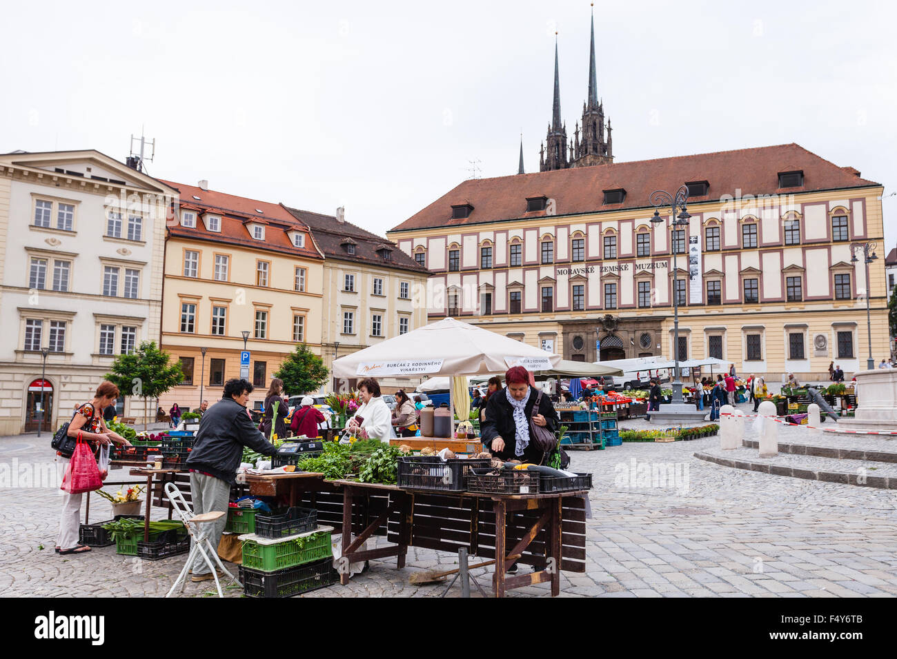 BRNO, Repubblica Ceca - 25 settembre 2015: persone di acquistare verdure al mercato di cavolo (Zelny trh) nella città vecchia di Brno. Mercato ortofrutticolo è loca Foto Stock