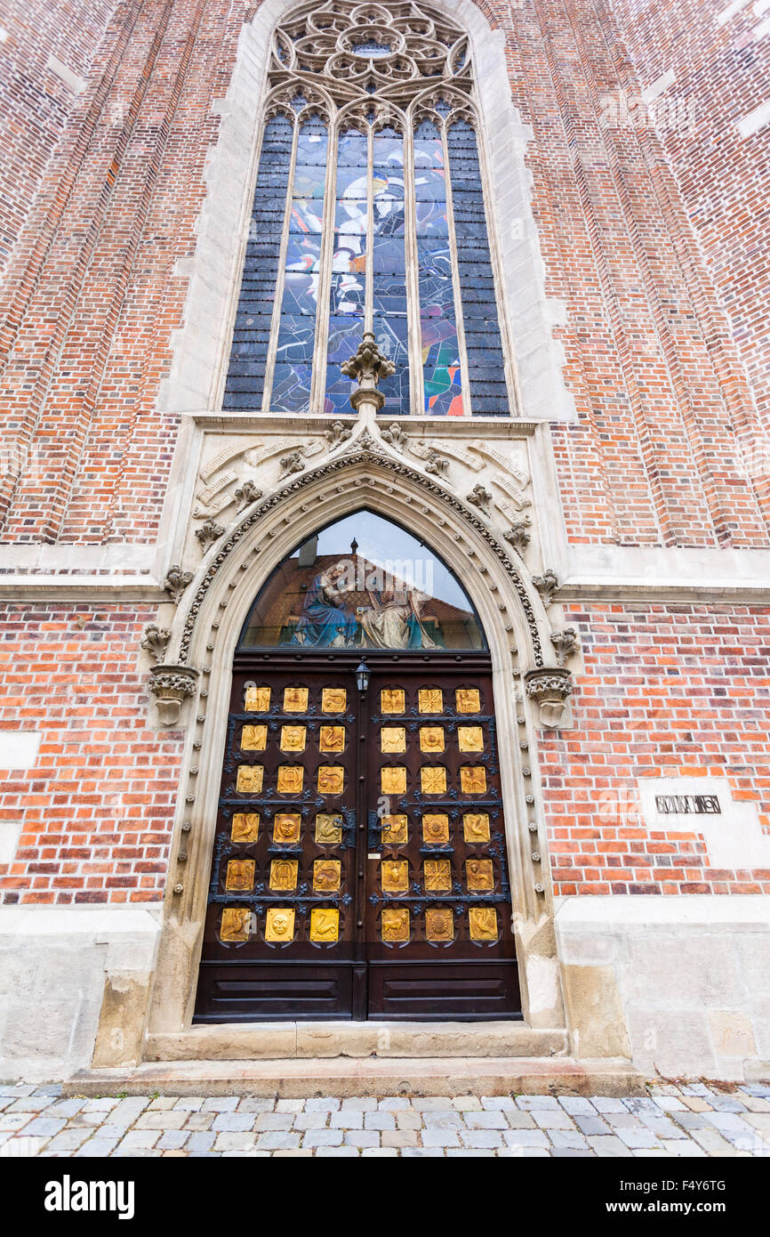 BRNO, Repubblica Ceca - 25 settembre 2015: l'entrata sud della chiesa degli Agostiniani Abbazia di San Tommaso. Agostiniani arrivarono a Br Foto Stock