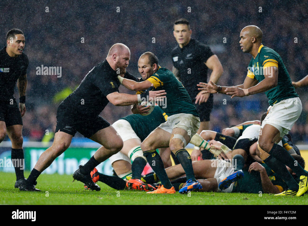 Stadio di Twickenham, Londra, Regno Unito. 24 ott 2015. Coppa del Mondo di Rugby Semi Finale. Il Sudafrica contro la Nuova Zelanda. Sud Africa scrumhalf Fourie du Preez fends off Nuova Zelanda sostituzione prop Ben Franks Credito: Azione Sport Plus/Alamy Live News Foto Stock