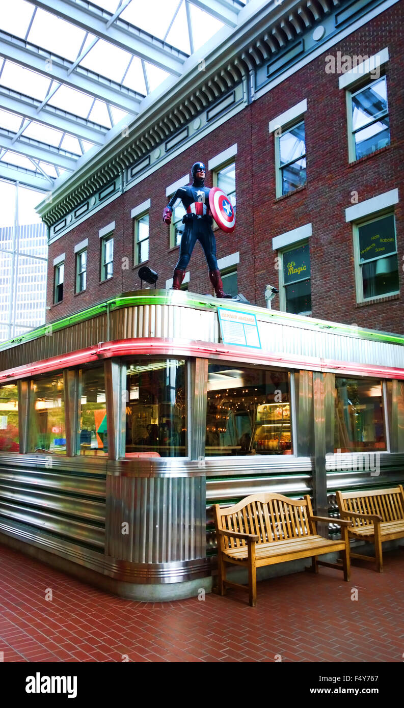 Rochester, New York, Stati Uniti d'America. Ottobre 24, 2015. Capitano American sorge sul tetto del stile anni cinquanta diner Foto Stock