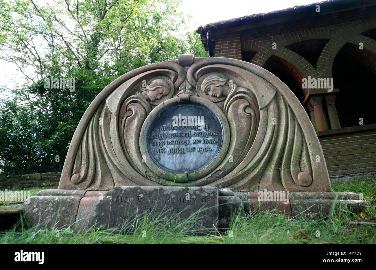 Art Nouveau lapide alla memoria di Julian Sturgis, romanziere, poeta e paroliere. Il Watt Cappella cimitero, Compton. Foto Stock