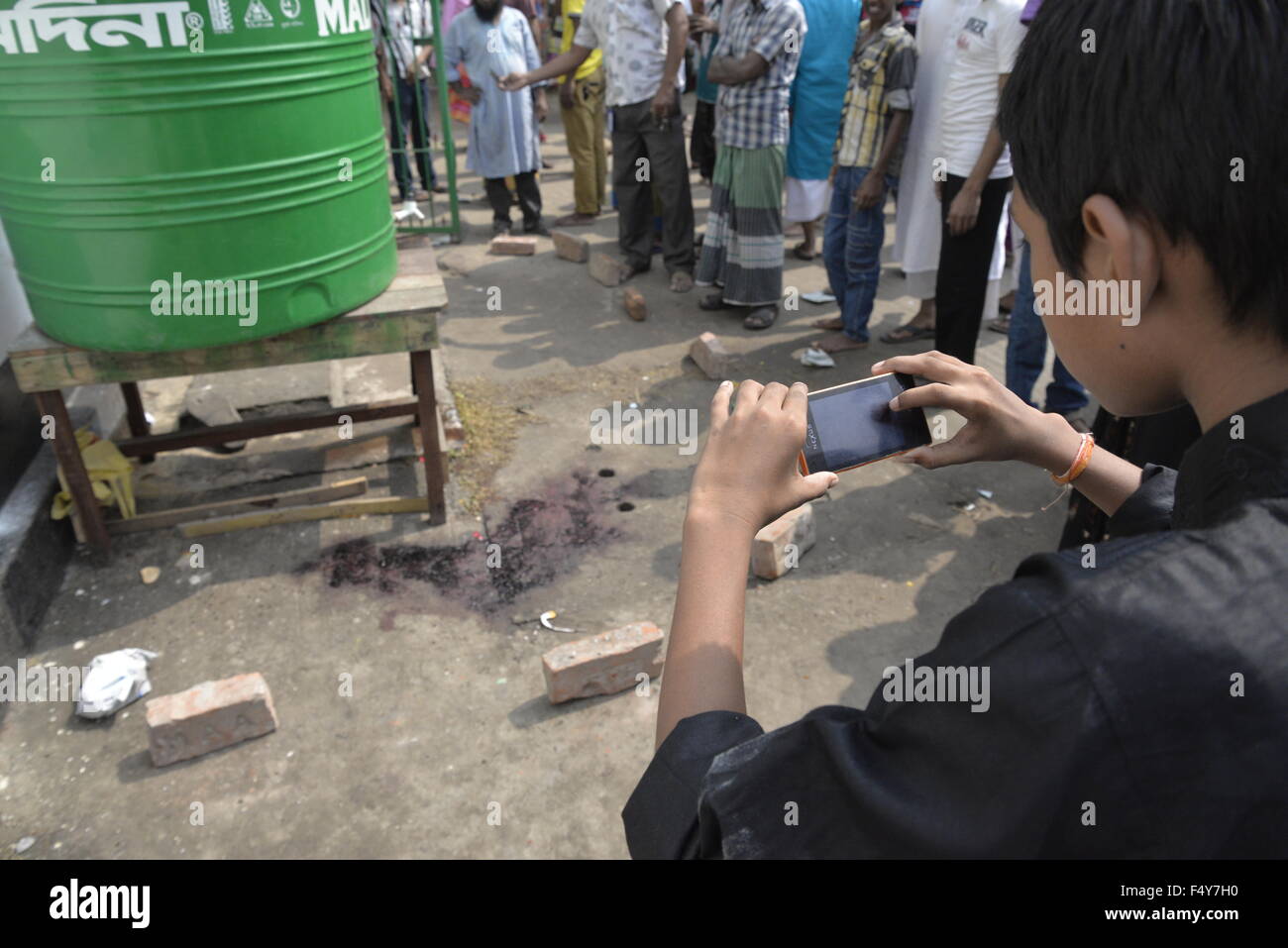 I popoli si sono riuniti presso bomd blast spot nella vecchia Dhaka's Hossaini Dalan area dopo le esplosioni in Bangladesh. Il 24 ottobre 2015 almeno una persona è stata uccisa e più di 60 feriti in un attentato alla bomba al di fuori del principale sito sciita nella capitale del Bangladesh, come migliaia si sono riuniti per l annuale processione di Ashura. Foto Stock