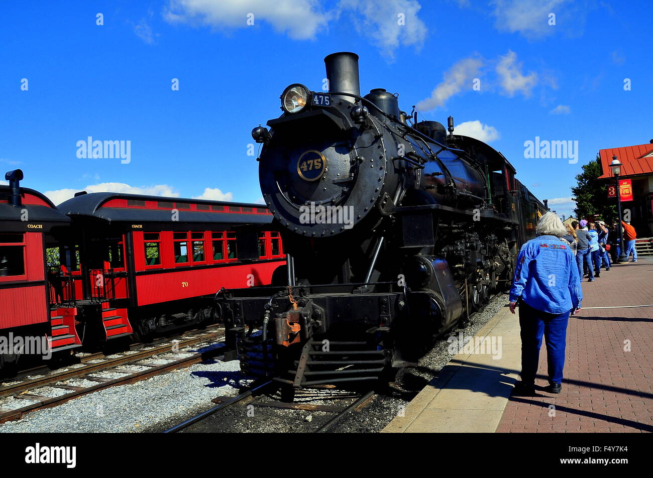 Strasburgo, Pennsylvania: i passeggeri in attesa di guardare un vintage locomotiva a vapore che arrivano a Strasburgo Railroad Foto Stock