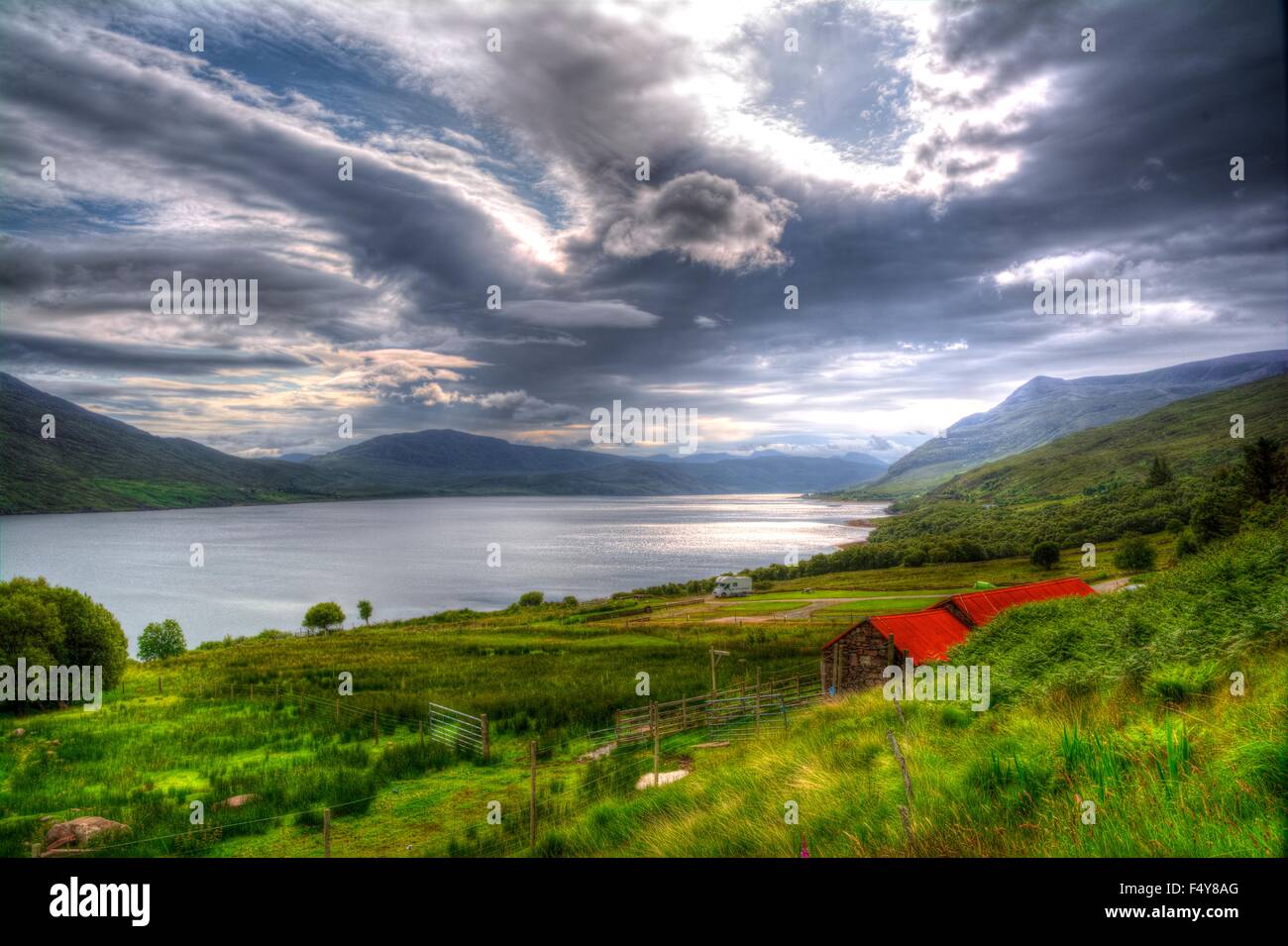 Al mattino i raggi di sole sul piccolo Loch Ginestra,Highlands scozzesi Foto Stock