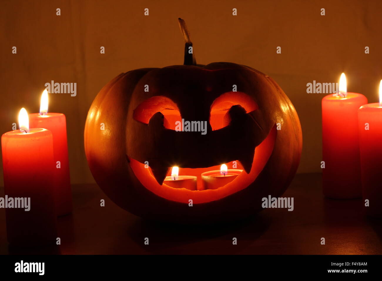 Scary Halloween zucca con candele su sfondo scuro Foto Stock
