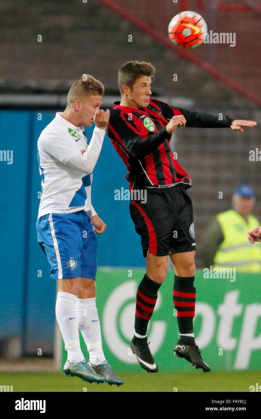 BUDAPEST, Ungheria - 24 ottobre 2015: Aria battaglia tra Daniel Vadnai di MTK (l) e Daniel Prosser di Honved durante la MTK vs. Honved Banca OTP League Football Match in Illovszky Stadium. Credito: Laszlo Szirtesi/Alamy Live News Foto Stock