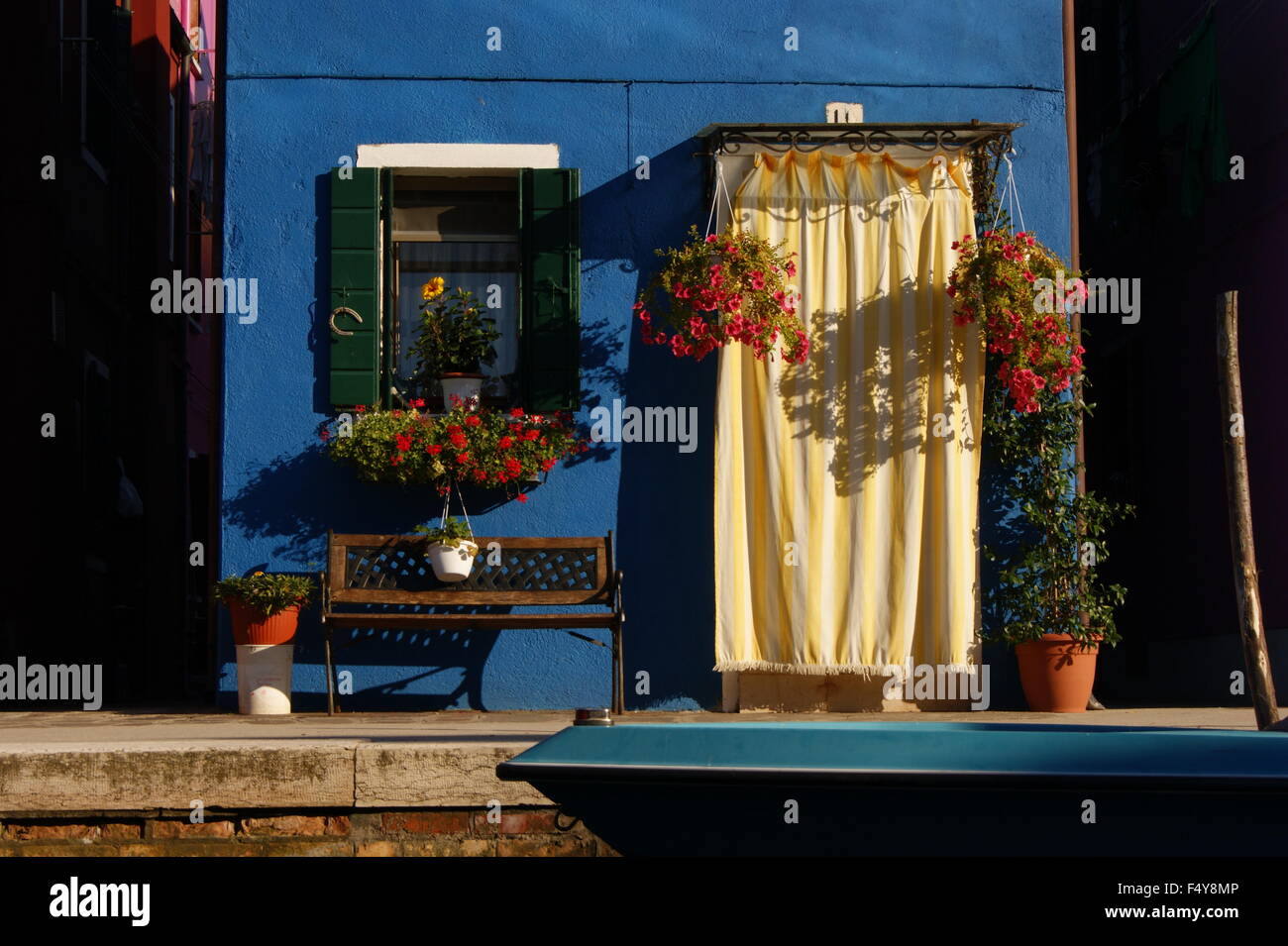 la casa con la porta blu