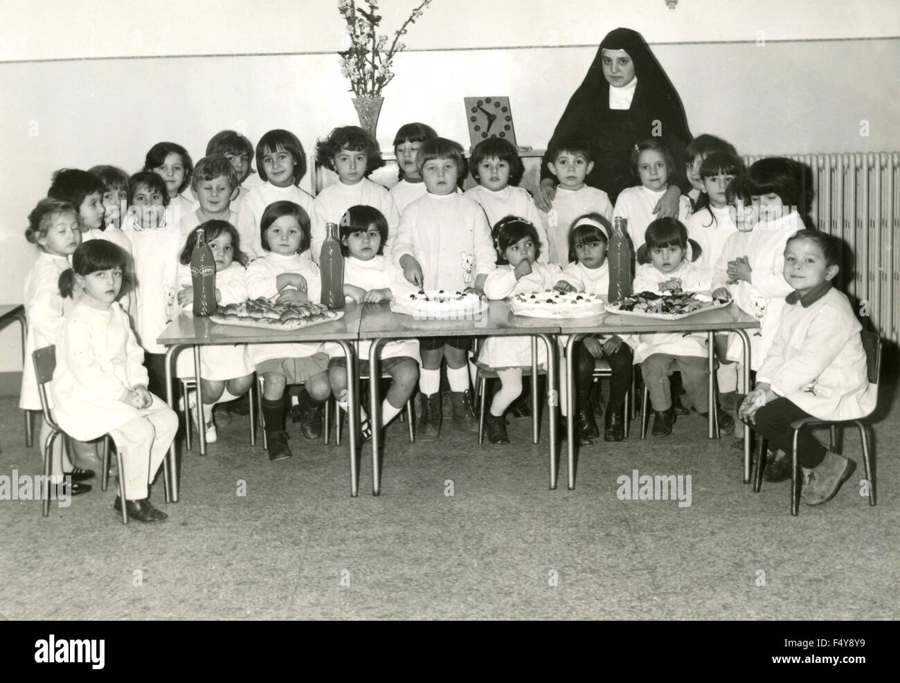 Foto di classe con un grembiule bianco e una suora, Italia Foto Stock