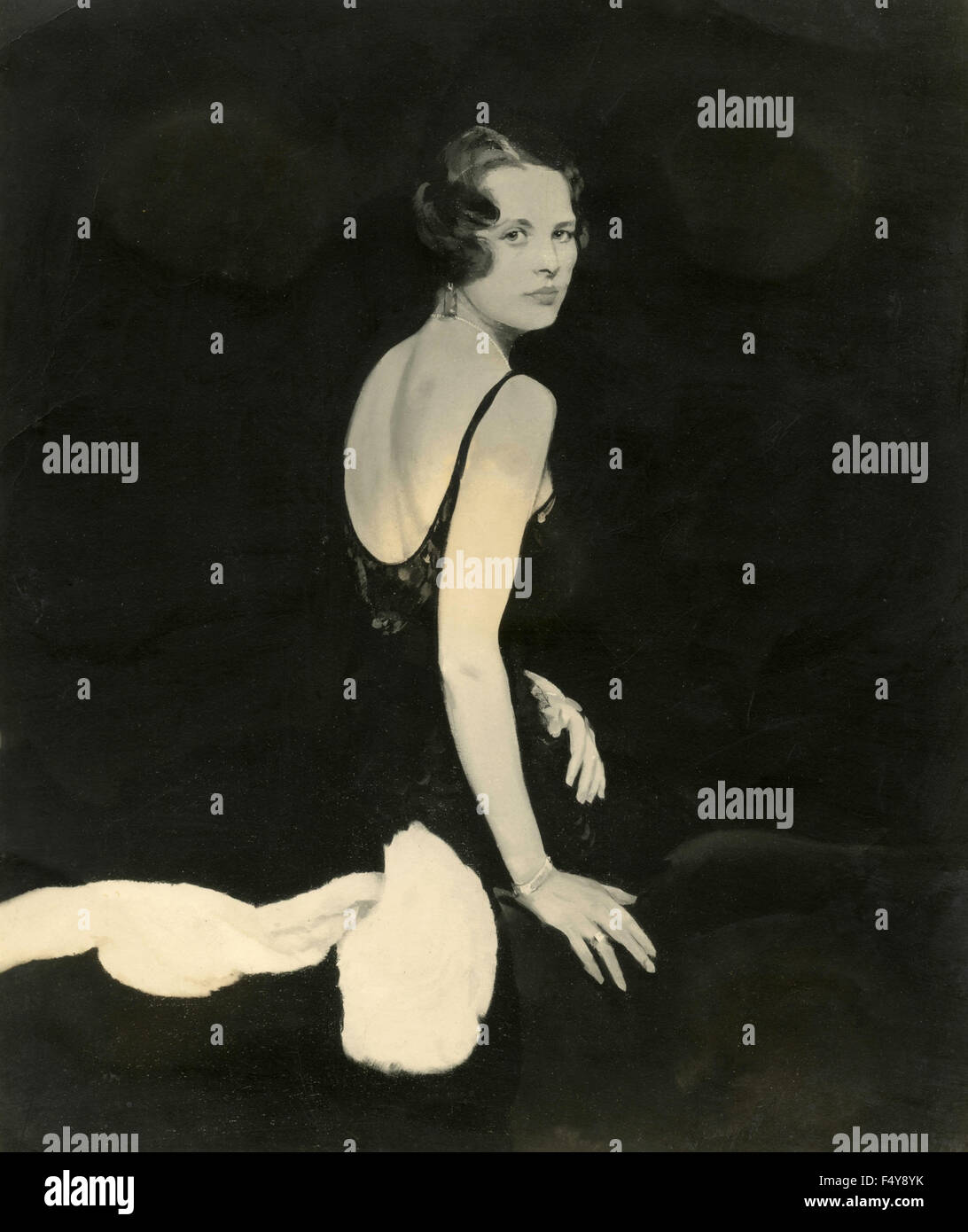 Una donna con un elegante abito da sera Foto Stock