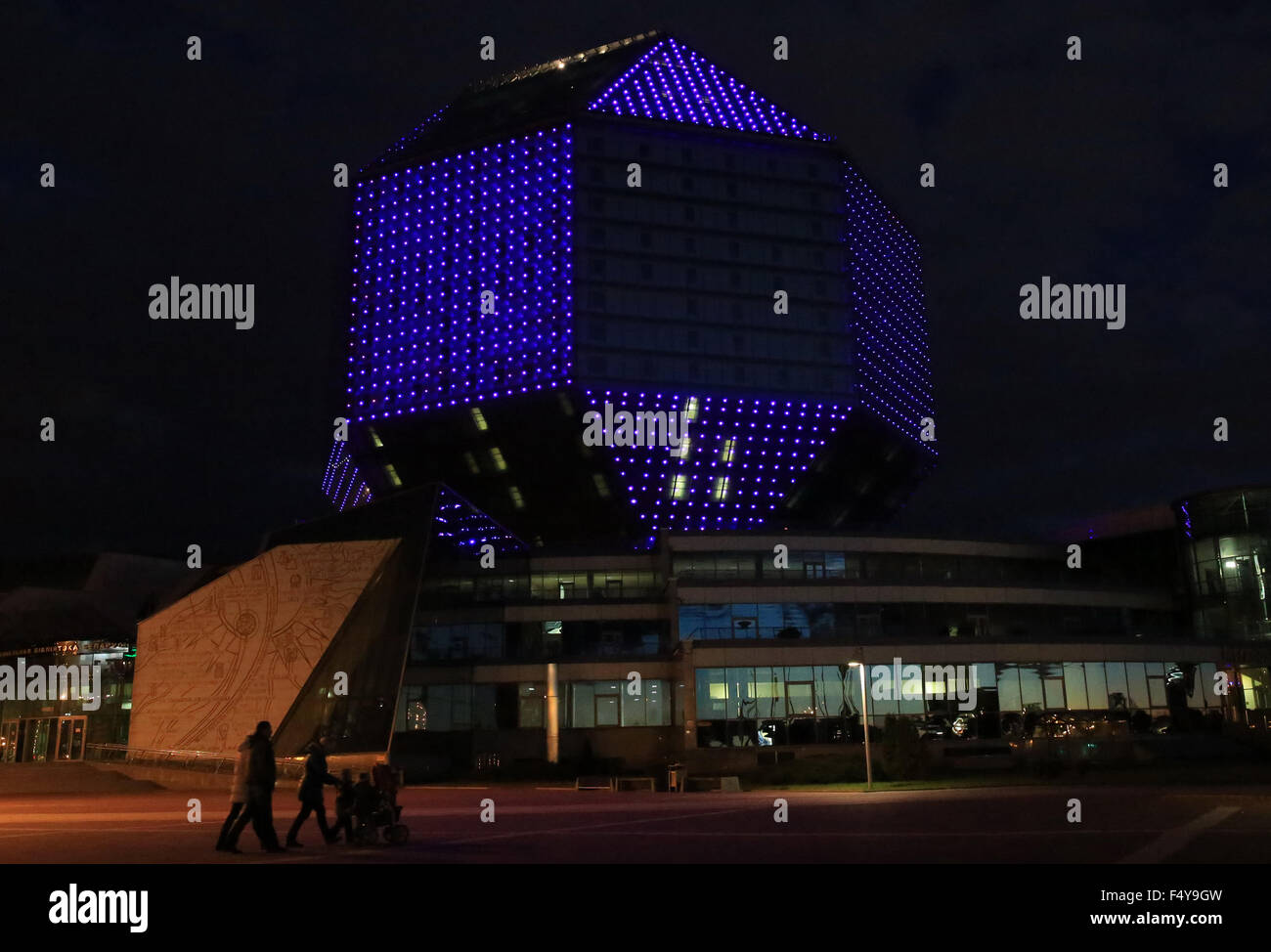 Minsk, Nazioni Unite. 24 ott 2015. La Biblioteca nazionale della Bielorussia è illuminato in blu a Minsk, Bielorussia, come parte delle celebrazioni in tutto il mondo per il settantesimo anniversario della fondazione delle Nazioni Unite, il 24 ottobre, 2015. © Chen Junfeng/Xinhua/Alamy Live News Foto Stock