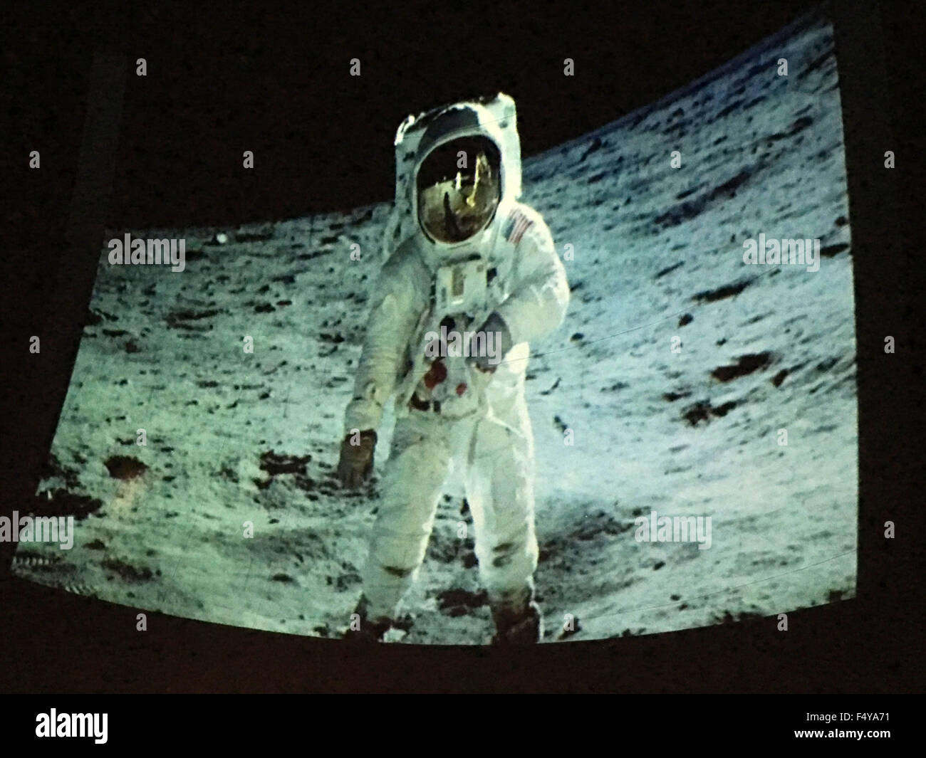 Città Giardino, New York, Stati Uniti d'America. 23 Ott, 2015. Foto di astronauta Edwin Buzz Aldrin, in tuta camminando sulla superficie lunare, è stato preso da Neil Armstrong il 20 luglio 1969, durante la missione Apollo 11, durante la quale l'aldrin è stata la seconda persona mai a camminare sulla luna. Aldrin ha spiegato che a volte è identificato erroneamente come foto di Armstrong. Il pubblico ha visto la foto proiettata sulla cupola della jetBlue Sky Theatre planetario di Long Island la culla del Museo dell'aviazione. Quindi Aldrin firmato copie del suo nuovo per bambini di grado medio prenota Benvenuti su Marte: la realizzazione di una casa sul pianeta rosso. (Credito Foto Stock