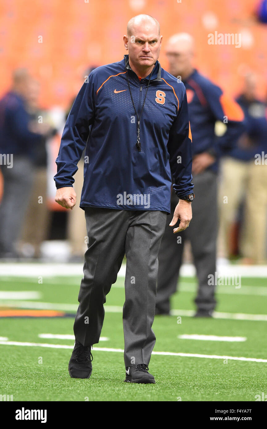 Syracuse, New York, Stati Uniti d'America. 24 ott 2015. Siracusa Orange head coach Scott Shafer guarda sulla prima della partita contro Pittsburgh Panthers di NCAA Football gioco su Sabato, 24 ottobre 2015, presso il Carrier Dome in Syracuse, New York. Ricca Barnes/CSM/Alamy Live News Foto Stock