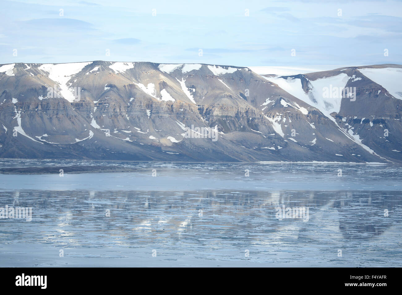 Artico, Svalbard, Faksevagen, Fakse Bay. Vista sulle montagne e acqua ghiacciata. Foto Stock