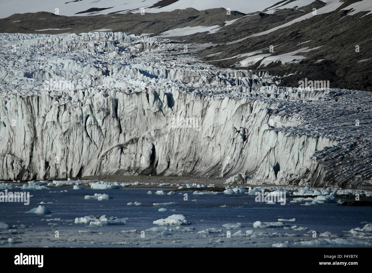 Artico, arcipelago delle Svalbard, Hornsund, Hansbreen. Chiusura del ghiacciaio in ritirata esposizione di roccia. Foto Stock